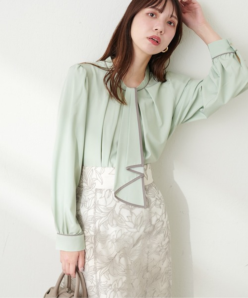 natural couture（ナチュラルクチュール）の「配色ボウタイ2WAYブラウス（シャツ/ブラウス・レディース・オフホワイト/ピンクベージュ/その他1/グレイッシュベージュ/ネイビー/サックスブルー/その他2/ミント・FREE）」の3枚目の写真