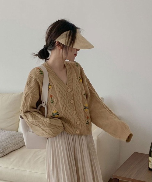 kirakiraShop(キラキラショップ)の「1枚で華やかコーデが完成。花刺繍 ケーブル ニット カーディガン(カーディガン/ボレロ・レディース・アイボリー/ベージュ/ネイビー・FREE)」の4枚目の写真