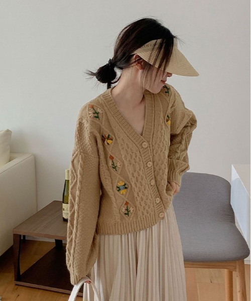 kirakiraShop(キラキラショップ)の「1枚で華やかコーデが完成。花刺繍 ケーブル ニット カーディガン(カーディガン/ボレロ・レディース・アイボリー/ベージュ/ネイビー・FREE)」の7枚目の写真