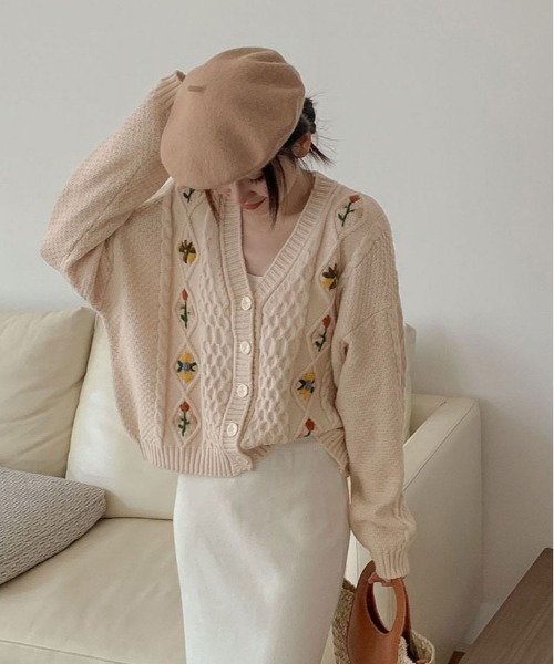 kirakiraShop(キラキラショップ)の「1枚で華やかコーデが完成。花刺繍 ケーブル ニット カーディガン(カーディガン/ボレロ・レディース・アイボリー/ベージュ/ネイビー・FREE)」の9枚目の写真