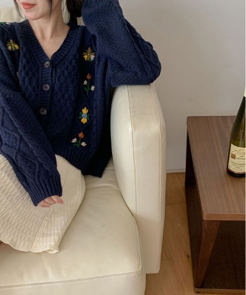 セール】1枚で華やかコーデが完成。花刺繍 ケーブル ニット