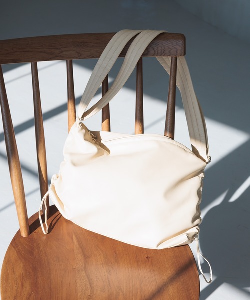 GLOBAL WORK(グローバルワーク)の「軽量変形ソフトPUミニショルダー/990312(ショルダーバッグ・レディース・ブラック/シルバー/アイボリー・ONE SIZE)」の2枚目の写真