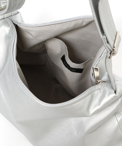 GLOBAL WORK(グローバルワーク)の「軽量変形ソフトPUミニショルダー/990312(ショルダーバッグ・レディース・ブラック/シルバー/アイボリー・ONE SIZE)」の20枚目の写真