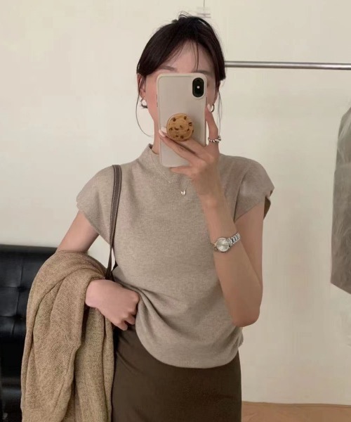 H.TOKYO(エイチトウキョウ)の「フレンチスリーブ モックネックニット(ニット/セーター・レディース・ベージュ/レッド/ホワイト/ブラック/グレー・FREE)」の4枚目の写真