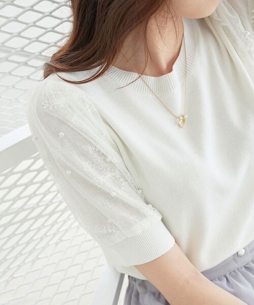 MAJESTIC LEGON(マジェスティックレゴン)の「パール&レースチュールスリーブニット(ニット/セーター・レディース・ライトグリーン/ピンク/オフホワイト/ラベンダー/ブルー/ブラック・MEDIUM)」の2枚目の写真