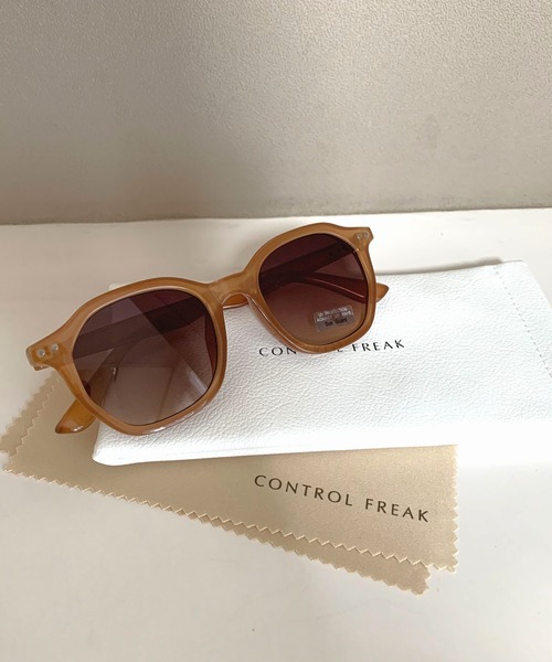 CONTROL FREAK / CTFK(コントロールフリーク)の「スモークレンズボストン(サングラス・レディース・ブラック/ブラウン・ONE SIZE)」の2枚目の写真