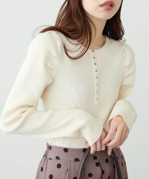 natural couture(ナチュラルクチュール)の「ちび金釦ジゴスリーブリブニット(ニット/セーター・レディース・アイボリー/グレイッシュベージュ/ブラック/ブルー/グレー/レッド系その他・FREE)」の7枚目の写真