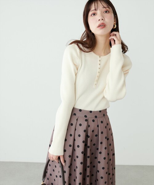 natural couture(ナチュラルクチュール)の「ちび金釦ジゴスリーブリブニット(ニット/セーター・レディース・アイボリー/グレイッシュベージュ/ブラック/ブルー/グレー/レッド系その他・FREE)」の9枚目の写真