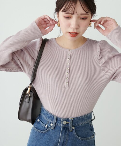 natural couture(ナチュラルクチュール)の「ちび金釦ジゴスリーブリブニット(ニット/セーター・レディース・アイボリー/グレイッシュベージュ/ブラック/ブルー/グレー/レッド系その他・FREE)」の4枚目の写真