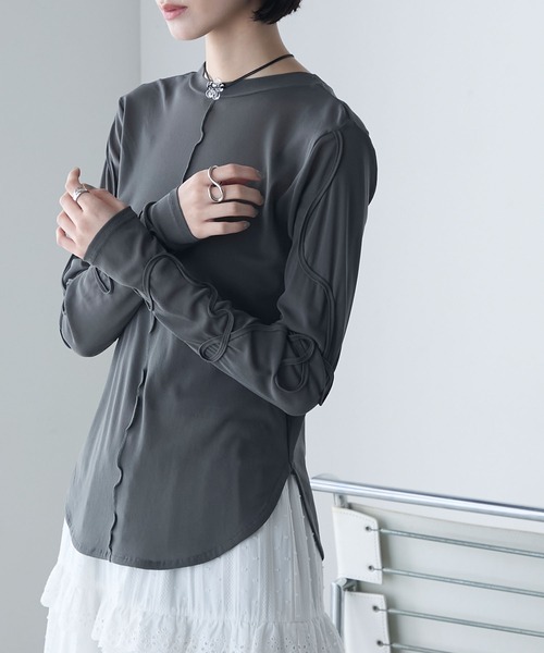 forksy.(フォルクシー)の「【forksy.】前後2way ニュアンス コード刺繍デザインスリーブ シアートップス(Tシャツ/カットソー・レディース・チャコール/アイボリー/ブラック/ライトブルー・FREE)」の4枚目の写真