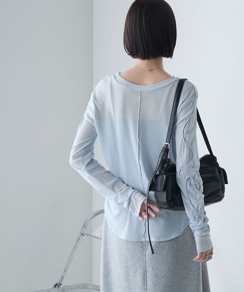 forksy.(フォルクシー)の「【forksy.】前後2way ニュアンス コード刺繍デザインスリーブ シアートップス(Tシャツ/カットソー・レディース・チャコール/アイボリー/ブラック/ライトブルー・FREE)」の2枚目の写真