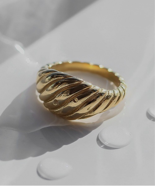 abaskdesign(アバスクデザイン)の「金属アレルギー対応 ウェーブラインオーバルリング(リング・レディース・ゴールド・15号)」の1枚目の写真