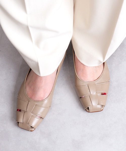 artemis by DIANA（アルテミスバイダイアナ）の「【片足150g】軽量グルカ風フラットシューズ（パンプス・レディース・シルバー/ダークベージュ/アイボリー/ブラック・23.0cm/24.5cm/23.5cm/22.5cm/25.0cm/24.0cm/22.0cm）」の16枚目の写真