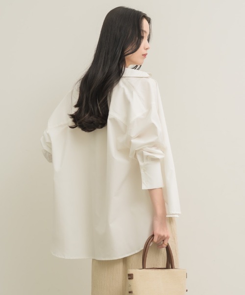 NEUNA（ヌナ）の「【ラッシュガードとしても使える！】オーバーサイズベーシックシャツ（シャツ/ブラウス・レディース・オフホワイト/ブラック・FREE）」の13枚目の写真