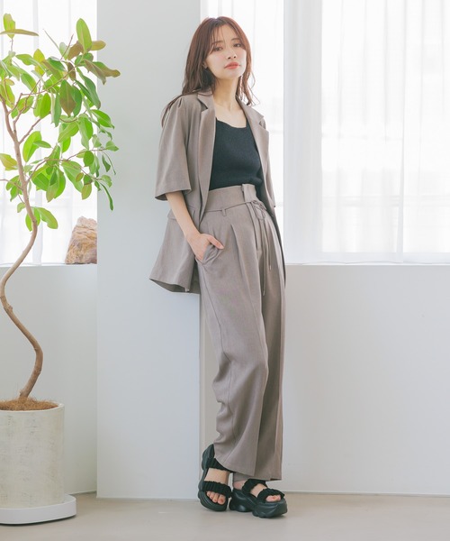mysty woman(ミスティウーマン)の「【セットアップ着用可】リボンベルトタックパンツ 329033(スラックス・レディース・ダークブラウン/サンドベージュ/グレイッシュベージュ・FREE)」の3枚目の写真