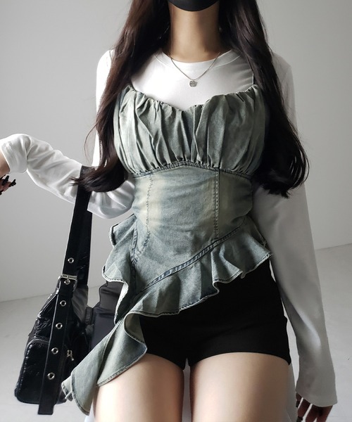 me+em select(ミームセレクト)の「【 2点セット 】ヴィンテージデニムビスチェ & レイヤードTシャツセット / vintage denim bustier & layered T-shirts set(アンサンブル・レディース・ブラック/ホワイト・FREE)」の1枚目の写真