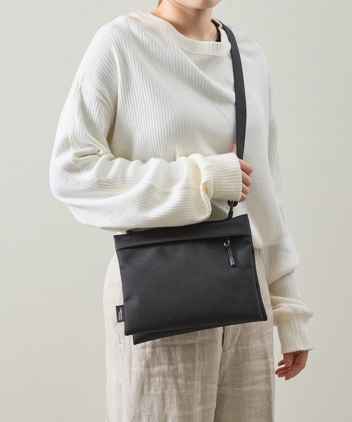 And A(アンドエー)の「And A アンドエー / PHOTOGRAPHER WEIGHT SHOULDER BAG 防水防汚コーデュラナイロンショルダーバッグ 日本製 / AA-A24U003(ショルダーバッグ・メンズ・ブラック・FREE)」の6枚目の写真