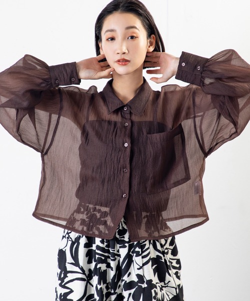 MILLION CARATS（ミリオンカラッツ）の「ラメ×ワッシャーで魅せる、軽やかショート丈の抜け感が◎ 今っぽショート丈シアーシャツ（シャツ/ブラウス・レディース・ブラウン/ブラック/オフホワイト/グレー・FREE）」の4枚目の写真