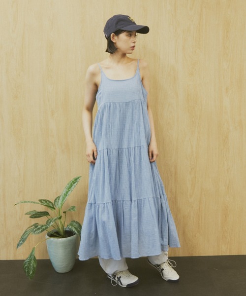 MERLOT(メルロー)の「【肩紐で長さ調整可能】ギンガムチェックティアードキャミワンピース(ワンピース・レディース・ブルー/ブラック/ホワイト・FREE)」の3枚目の写真