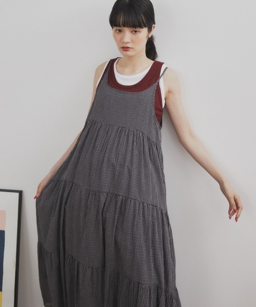 MERLOT(メルロー)の「【肩紐で長さ調整可能】ギンガムチェックティアードキャミワンピース(ワンピース・レディース・ブルー/ブラック/ホワイト・FREE)」の2枚目の写真