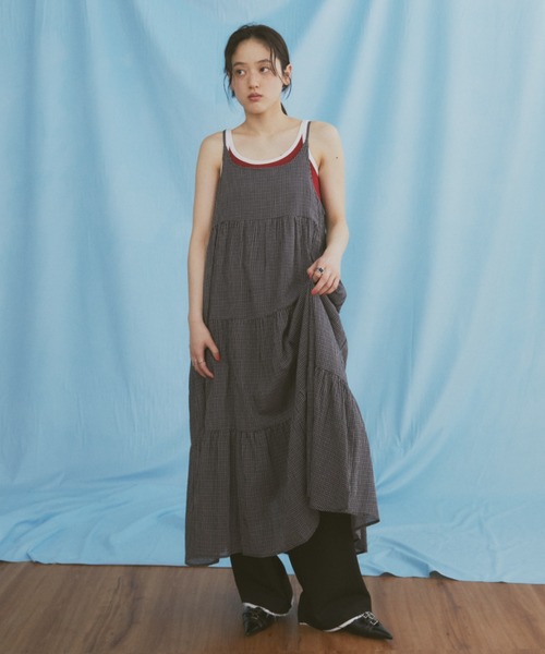 MERLOT(メルロー)の「【肩紐で長さ調整可能】ギンガムチェックティアードキャミワンピース(ワンピース・レディース・ブルー/ブラック/ホワイト・FREE)」の6枚目の写真