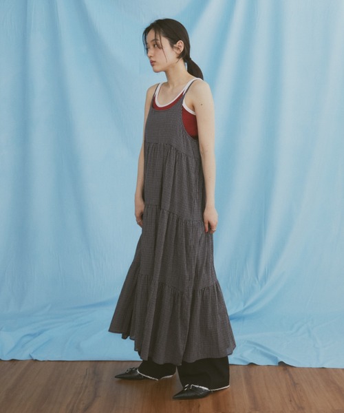 MERLOT(メルロー)の「【肩紐で長さ調整可能】ギンガムチェックティアードキャミワンピース(ワンピース・レディース・ブルー/ブラック/ホワイト・FREE)」の7枚目の写真