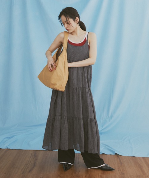 MERLOT(メルロー)の「【肩紐で長さ調整可能】ギンガムチェックティアードキャミワンピース(ワンピース・レディース・ブルー/ブラック/ホワイト・FREE)」の9枚目の写真