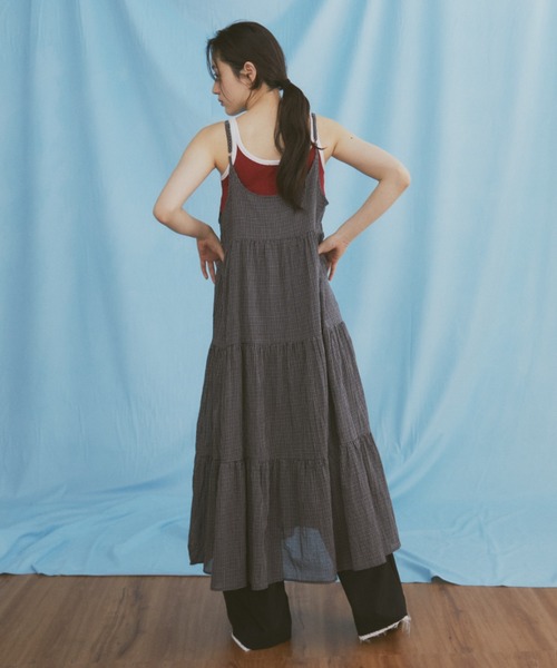 MERLOT(メルロー)の「【肩紐で長さ調整可能】ギンガムチェックティアードキャミワンピース(ワンピース・レディース・ブルー/ブラック/ホワイト・FREE)」の8枚目の写真