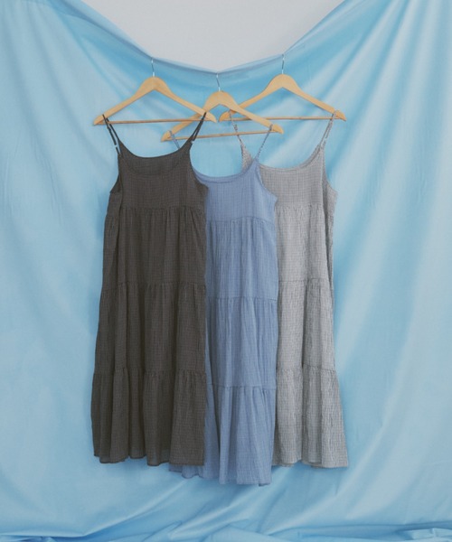 MERLOT(メルロー)の「【肩紐で長さ調整可能】ギンガムチェックティアードキャミワンピース(ワンピース・レディース・ブルー/ブラック/ホワイト・FREE)」の15枚目の写真