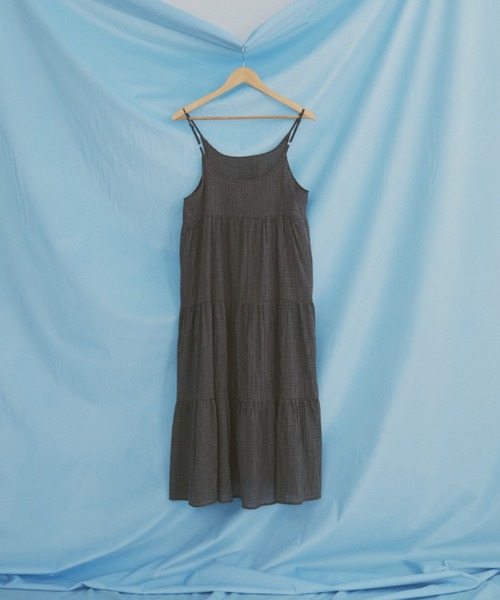 MERLOT(メルロー)の「【肩紐で長さ調整可能】ギンガムチェックティアードキャミワンピース(ワンピース・レディース・ブルー/ブラック/ホワイト・FREE)」の18枚目の写真