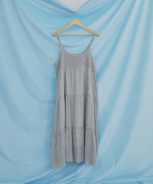 MERLOT(メルロー)の「【肩紐で長さ調整可能】ギンガムチェックティアードキャミワンピース(ワンピース・レディース・ブルー/ブラック/ホワイト・FREE)」の17枚目の写真