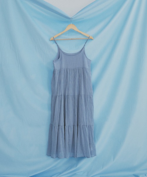 MERLOT(メルロー)の「【肩紐で長さ調整可能】ギンガムチェックティアードキャミワンピース(ワンピース・レディース・ブルー/ブラック/ホワイト・FREE)」の16枚目の写真