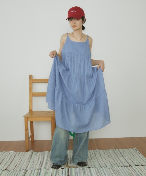 MERLOT(メルロー)の「【肩紐で長さ調整可能】ギンガムチェックティアードキャミワンピース(ワンピース・レディース・ブルー/ブラック/ホワイト・FREE)」の20枚目の写真