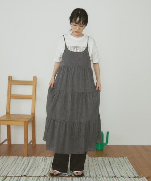 MERLOT(メルロー)の「【肩紐で長さ調整可能】ギンガムチェックティアードキャミワンピース(ワンピース・レディース・ブルー/ブラック/ホワイト・FREE)」の12枚目の写真