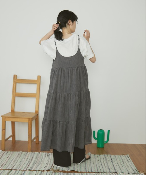 MERLOT(メルロー)の「【肩紐で長さ調整可能】ギンガムチェックティアードキャミワンピース(ワンピース・レディース・ブルー/ブラック/ホワイト・FREE)」の14枚目の写真