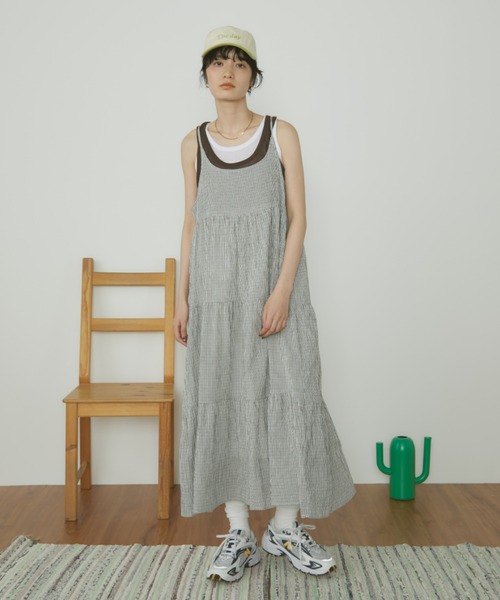 MERLOT(メルロー)の「【肩紐で長さ調整可能】ギンガムチェックティアードキャミワンピース(ワンピース・レディース・ブルー/ブラック/ホワイト・FREE)」の4枚目の写真