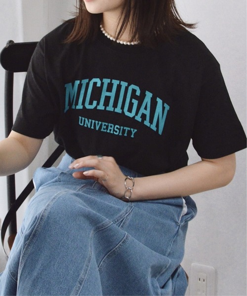 spiritoso(スピリトーゾ)の「【spiritoso】MICHIGAN カレッジロゴプリントTシャツ(CP)(Tシャツ/カットソー・レディース・杢グレー/ホワイト/ブルー系1/ネイビー×ホワイト/ブラック/ホワイト×ブラック/グリーン/ブラック×ホワイト・L/M/S/XL)」の4枚目の写真