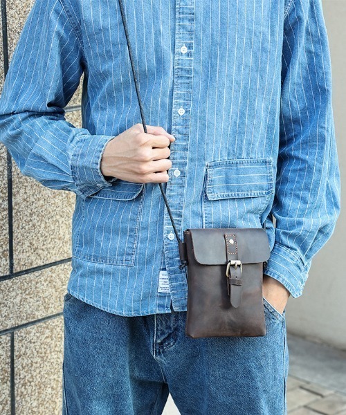 NiiNa(ニーナ)の「【 NiiNa homme / ニーナオム 】高品質牛革 シック ショルダーバッグ(ショルダーバッグ・メンズ・ブラウン/ダークブラウン・FREE)」の1枚目の写真