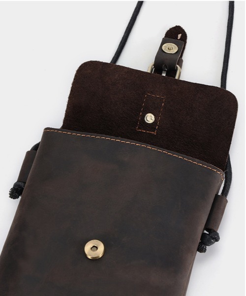 NiiNa(ニーナ)の「【 NiiNa homme / ニーナオム 】高品質牛革 シック ショルダーバッグ(ショルダーバッグ・メンズ・ブラウン/ダークブラウン・FREE)」の8枚目の写真