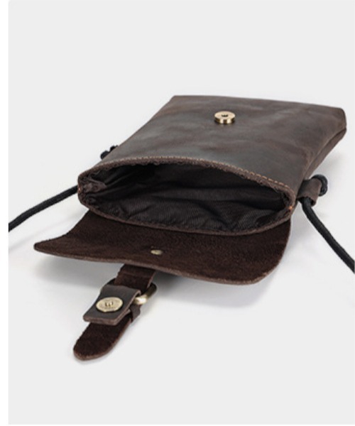 NiiNa(ニーナ)の「【 NiiNa homme / ニーナオム 】高品質牛革 シック ショルダーバッグ(ショルダーバッグ・メンズ・ブラウン/ダークブラウン・FREE)」の3枚目の写真