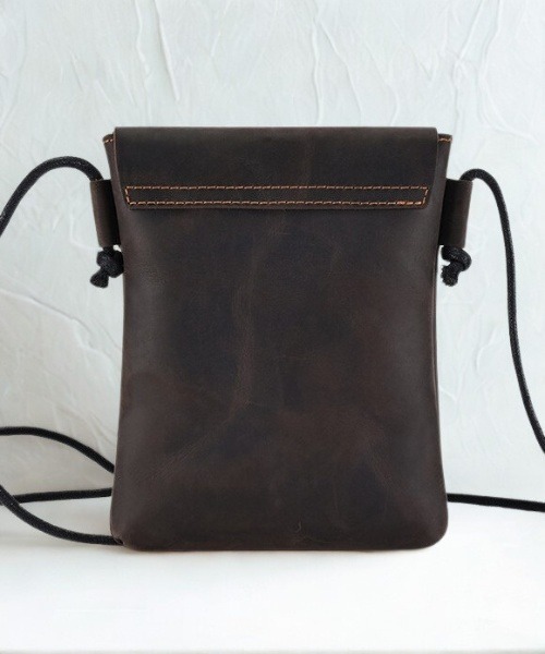 NiiNa(ニーナ)の「【 NiiNa homme / ニーナオム 】高品質牛革 シック ショルダーバッグ(ショルダーバッグ・メンズ・ブラウン/ダークブラウン・FREE)」の13枚目の写真