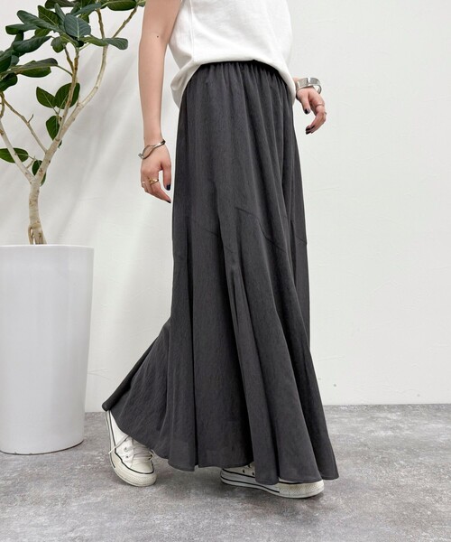 fredy emue(フレディエミュ)の「ニュアンスギャザーフレアースカート(スカート・レディース・サックスブルー/チャコールグレー/オフホワイト・38/36)」の2枚目の写真