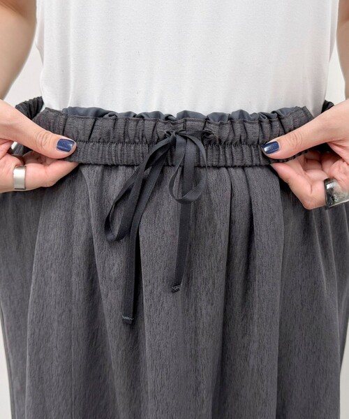 fredy emue(フレディエミュ)の「ニュアンスギャザーフレアースカート(スカート・レディース・サックスブルー/チャコールグレー/オフホワイト・38/36)」の6枚目の写真