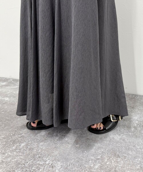 fredy emue(フレディエミュ)の「ニュアンスギャザーフレアースカート(スカート・レディース・サックスブルー/チャコールグレー/オフホワイト・38/36)」の5枚目の写真