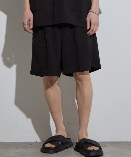 SLICK(スリック)の「【SLICK/スリック】Reflax Canvas Two Tuck Shorts / リフラックスキャンバスツータックショーツ/ セットアップ対応/ ショートパンツ/ テック素材(その他パンツ・メンズ・ブラック/グレイッシュベージュ/チャコールグレー・1/2/3)」の4枚目の写真