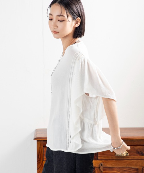 MILLION CARATS(ミリオンカラッツ)の「【涼感素材×揺れ感袖】風をまとう軽さで、日常に“余裕”と“華”をプラスする大人のレーヨンリラクシーブラウス(シャツ/ブラウス・レディース・オフホワイト/ブラック・FREE)」の4枚目の写真