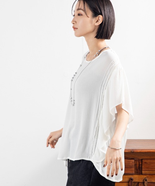 MILLION CARATS(ミリオンカラッツ)の「【涼感素材×揺れ感袖】風をまとう軽さで、日常に“余裕”と“華”をプラスする大人のレーヨンリラクシーブラウス(シャツ/ブラウス・レディース・オフホワイト/ブラック・FREE)」の5枚目の写真