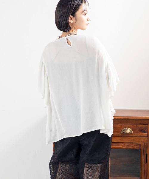 MILLION CARATS(ミリオンカラッツ)の「【涼感素材×揺れ感袖】風をまとう軽さで、日常に“余裕”と“華”をプラスする大人のレーヨンリラクシーブラウス(シャツ/ブラウス・レディース・オフホワイト/ブラック・FREE)」の7枚目の写真