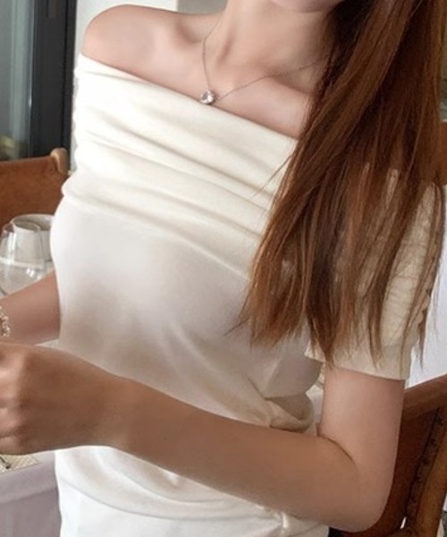 NANAHACHI(ナナハチ)の「オフショル半袖Tシャツ(Tシャツ/カットソー・レディース・アイボリー/パープル/イエロー/ライトブルー/ブラック・FREE)」の6枚目の写真