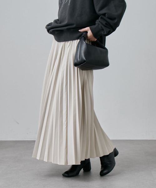 Lui's（ルイス）の「フェイクレザープリーツスカート（スカート・レディース・アイボリー/ダークブラウン/ブラック・36/38）」の2枚目の写真